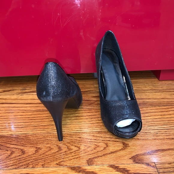 Heels - Picture 2 of 3